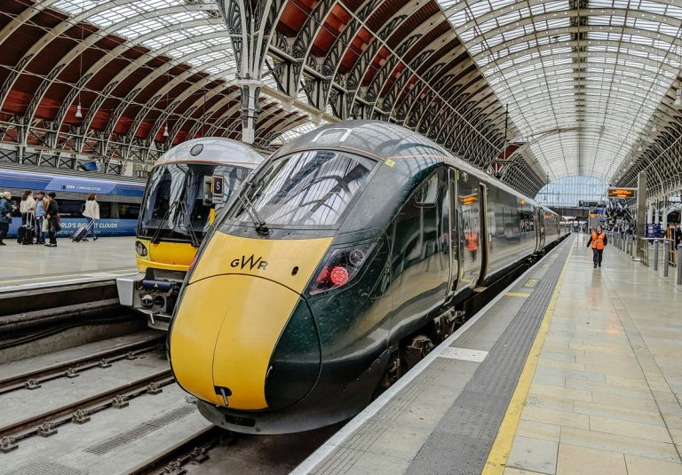 New deal to end mobile dead spots on UK trains