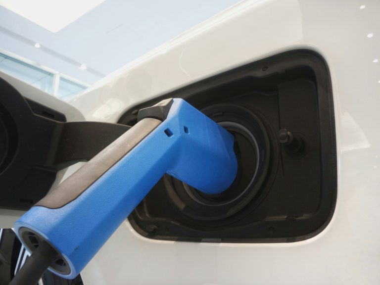 UK to cut costs of electric lorries by up to £120,000